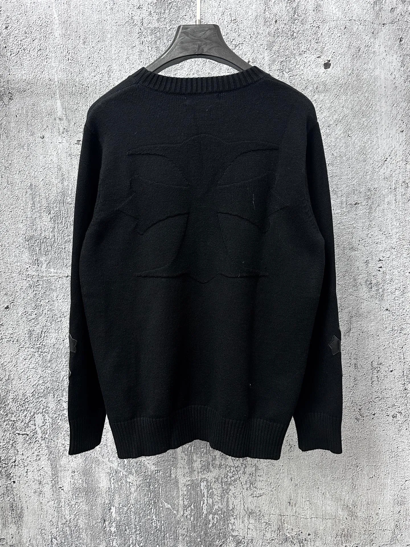 ￼ P250 【Chrome Hearts】Chrome Hearts' new cross-knitted jacquard appliquéd crew neck sweater. Contains 20% wool. The item is made of custom-dyed and custom-spun yarn and purchased from the original version. A full set of customized accessories. Details determine success or failure. A new model for autumn and winter. It is soft and delicate and does not tie the body. The upper body effect is very nice. Loose fit. Same style for men and women. Color: White Black Size: S-L
